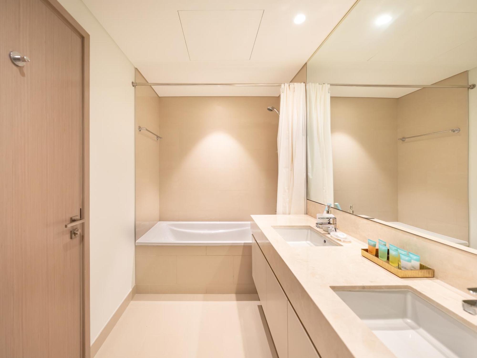 Exquisite 2 Bedroom I Burj Khalifa & Fountain Views I Free Gym, Pool, Parking, Wi-fi And Ps5 I By Skyline Serenity Daire Dubai