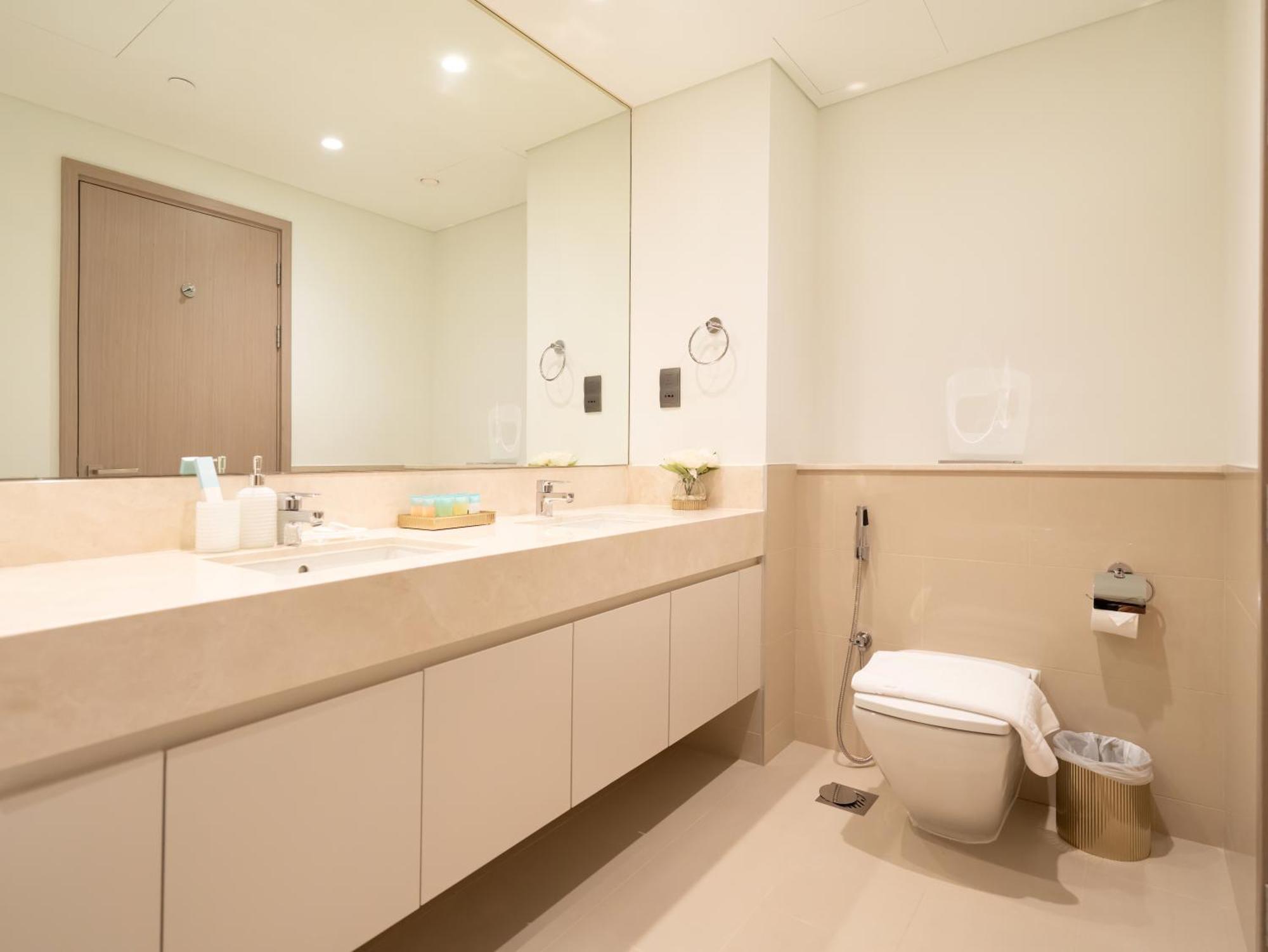 Exquisite 2 Bedroom I Burj Khalifa & Fountain Views I Free Gym, Pool, Parking, Wi-fi And Ps5 I By Skyline Serenity Daire *