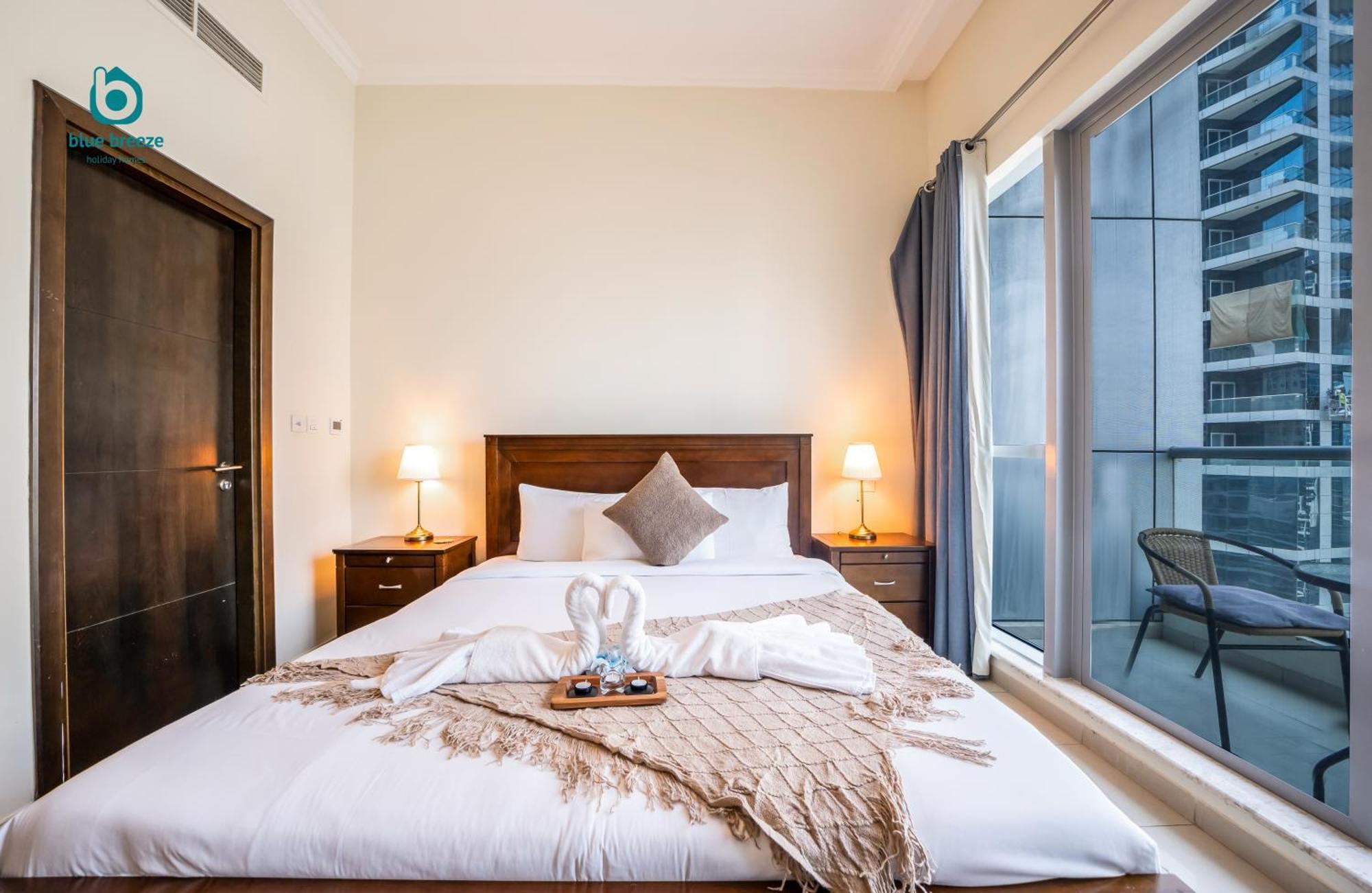 Apartment Blue Breeze - Chic Marina Retreat With Balcony And Canal Views *
