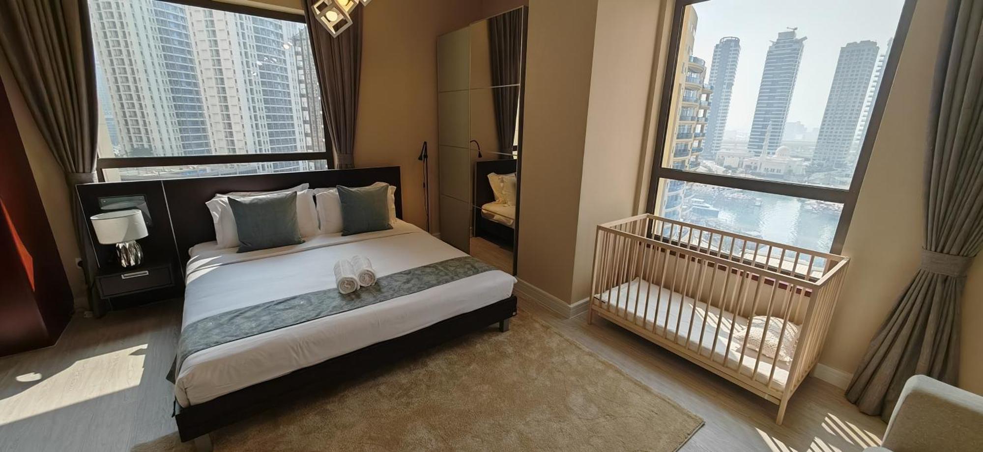 Marina View Luxury Condo: Spacious 2bd Steps From Jbr *