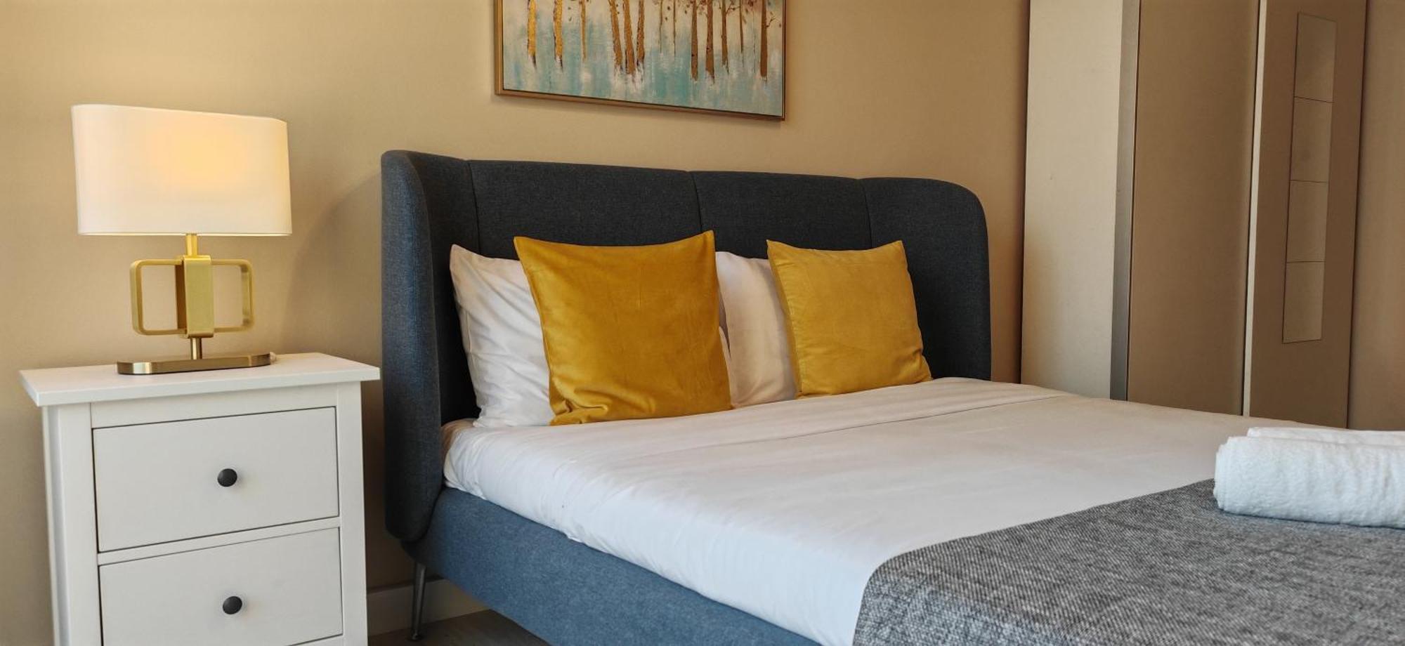 Marina View Luxury Condo: Spacious 2bd Steps From Jbr Apartamento Dubai