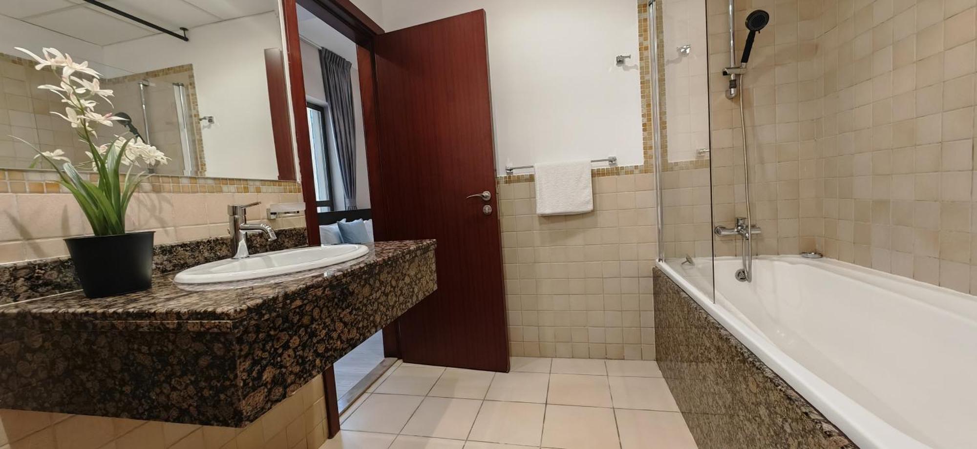 Marina View Luxury Condo: Spacious 2bd Steps From Jbr *