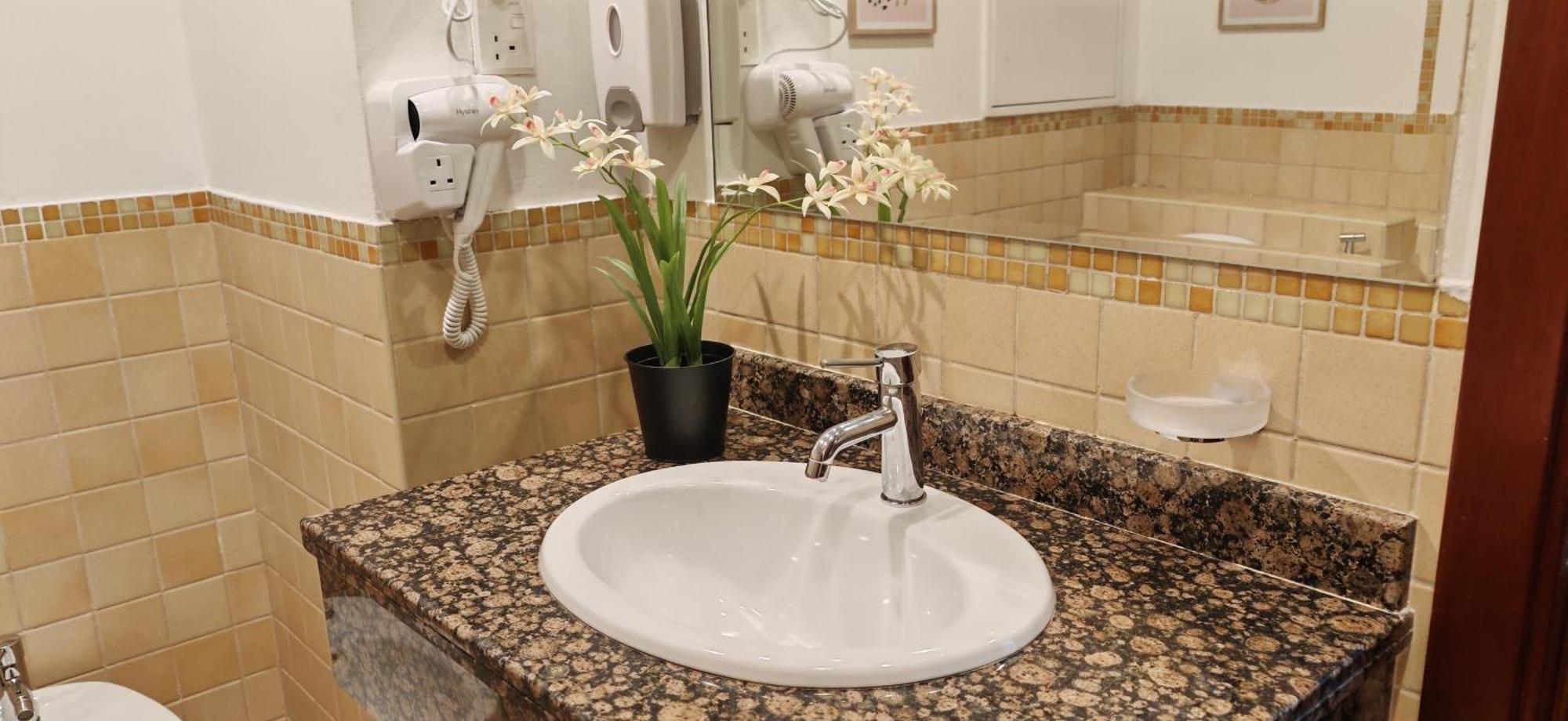Marina View Luxury Condo: Spacious 2bd Steps From Jbr Dubai