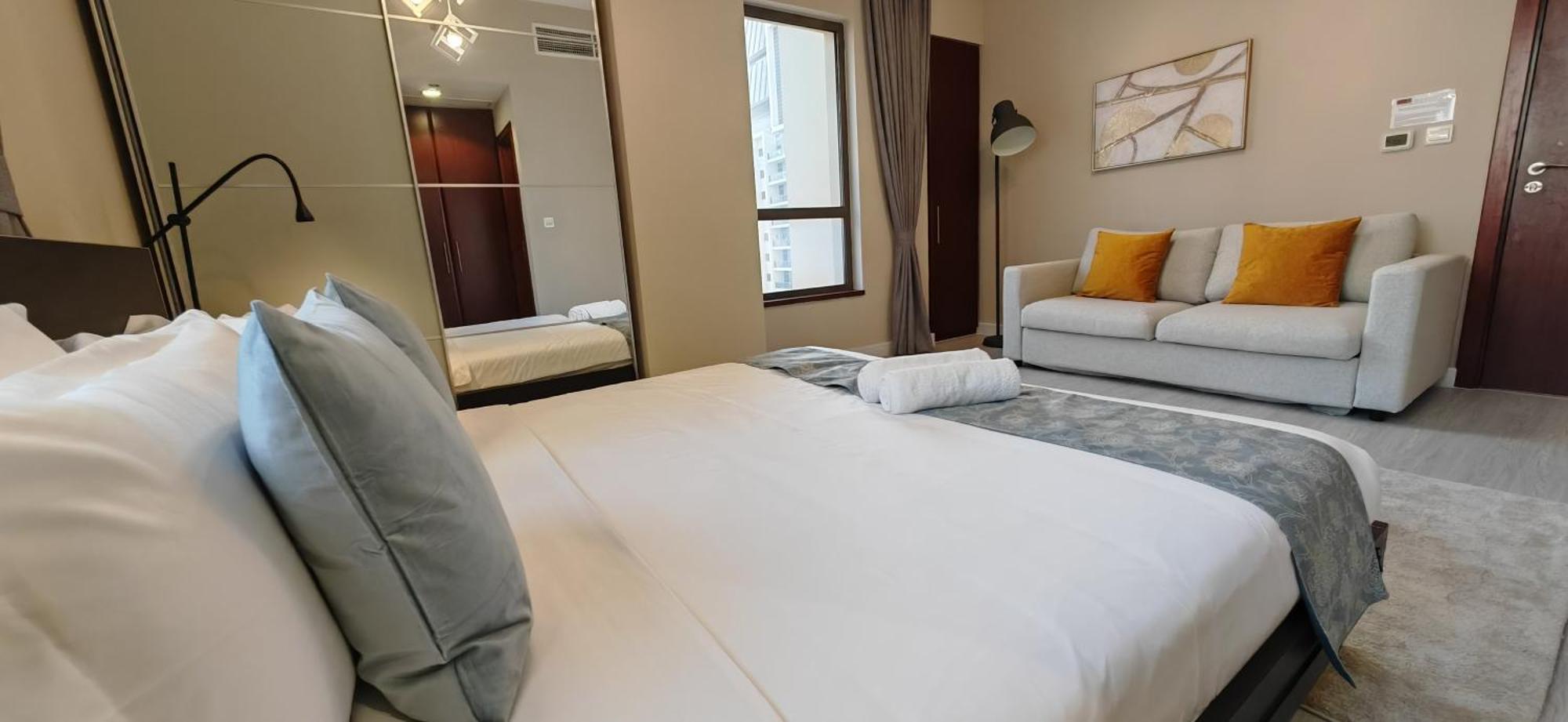 Marina View Luxury Condo: Spacious 2bd Steps From Jbr *