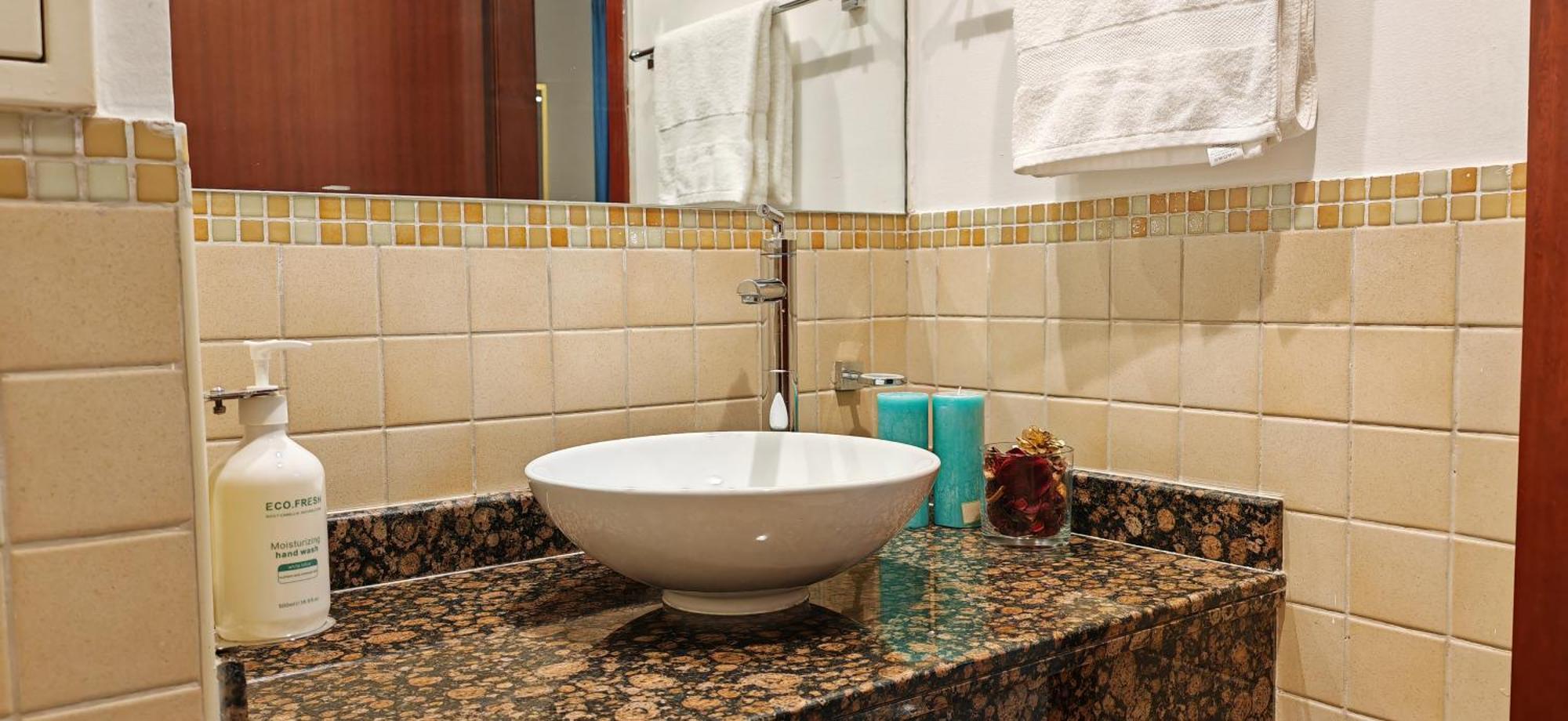 Marina View Luxury Condo: Spacious 2bd Steps From Jbr Apartamento *