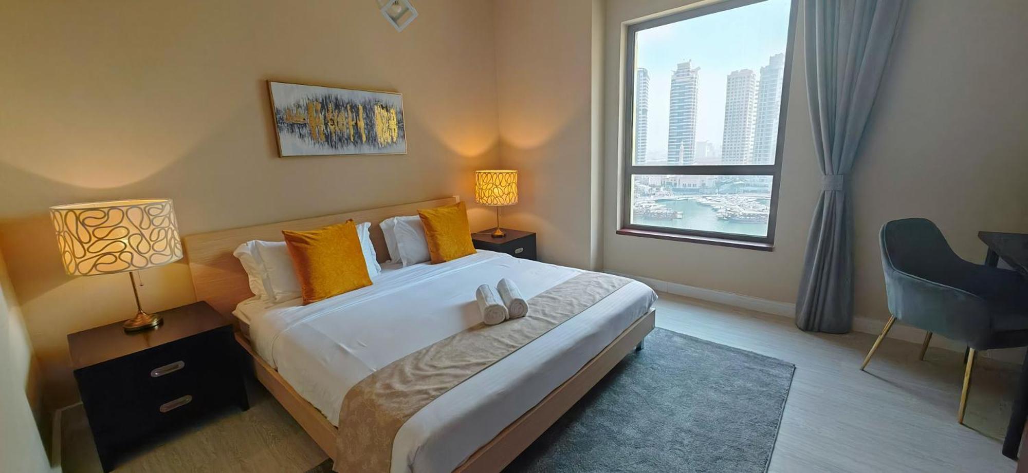 Marina View Luxury Condo: Spacious 2bd Steps From Jbr Apartamento Dubai
