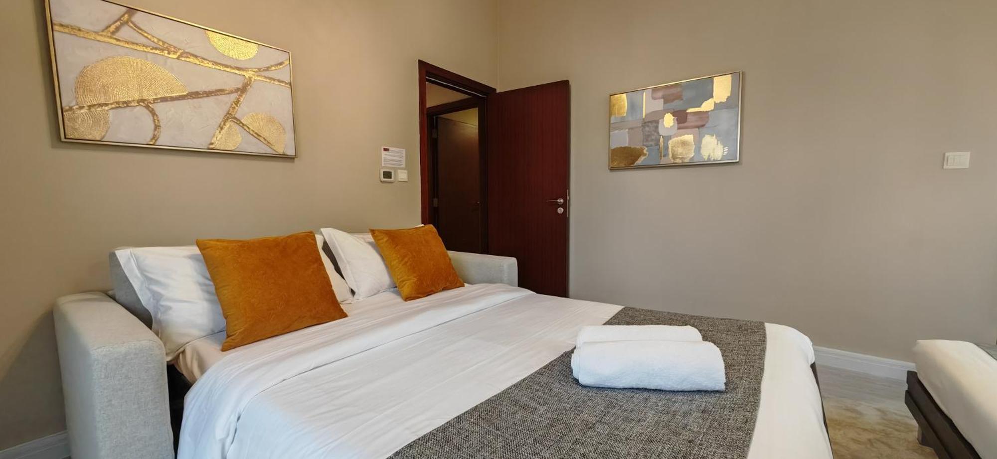 Marina View Luxury Condo: Spacious 2bd Steps From Jbr Dubai