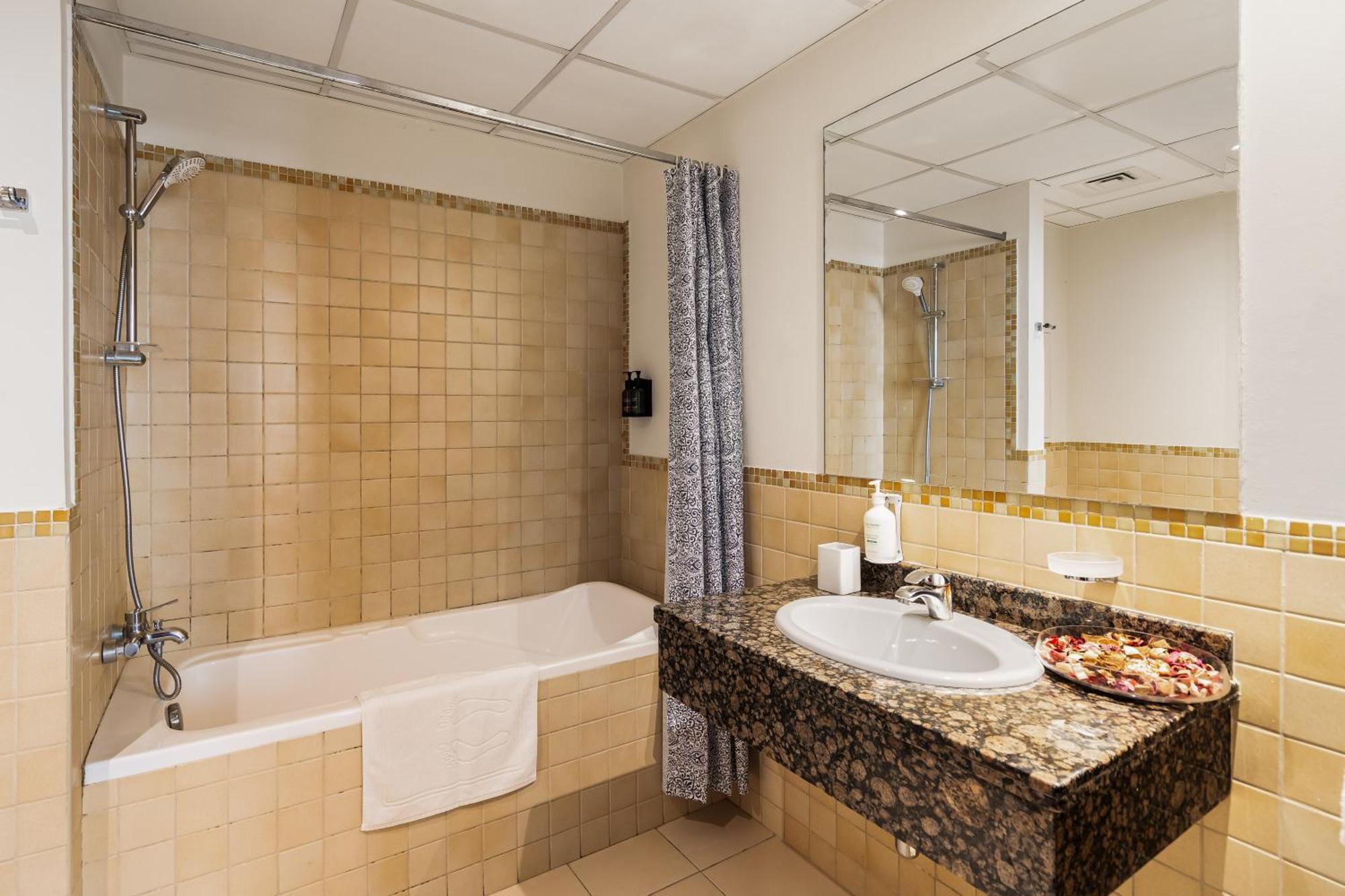 Beautiful 2br & 4br On Jbr Beach, Walking Distance To Bluewaters Island - By Sunkissed Homes *