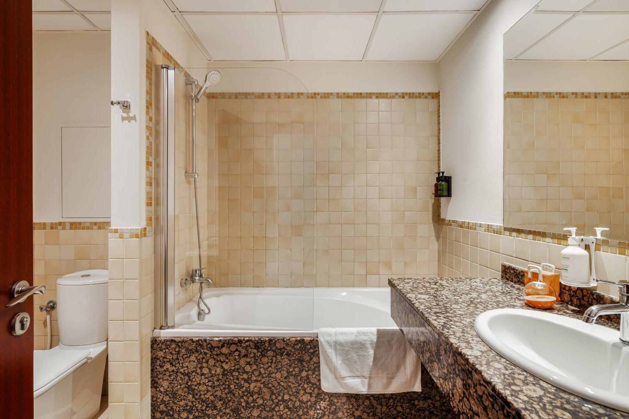 Beautiful 2br & 4br On Jbr Beach, Walking Distance To Bluewaters Island - By Sunkissed Homes Apartment *