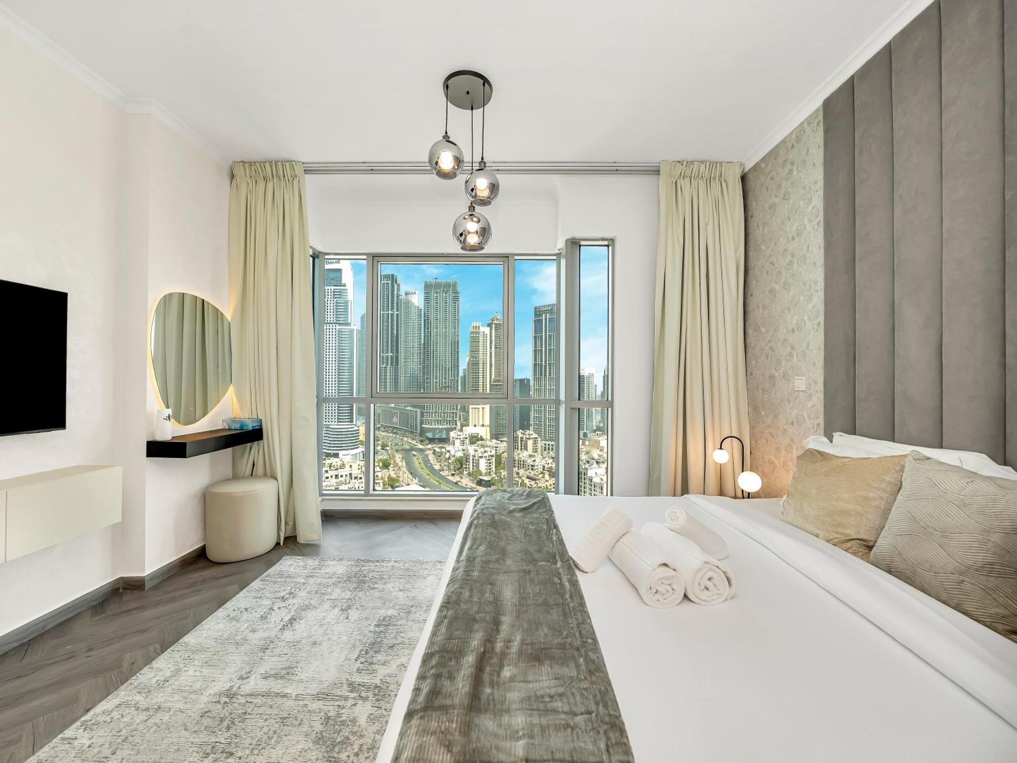 Luxe 4 Bedroom I Burj Khalifa & Fountain Views I Free Gym, Pool, Parking, Wi-fi And Ps5 I By Skyline Serenity Apartment