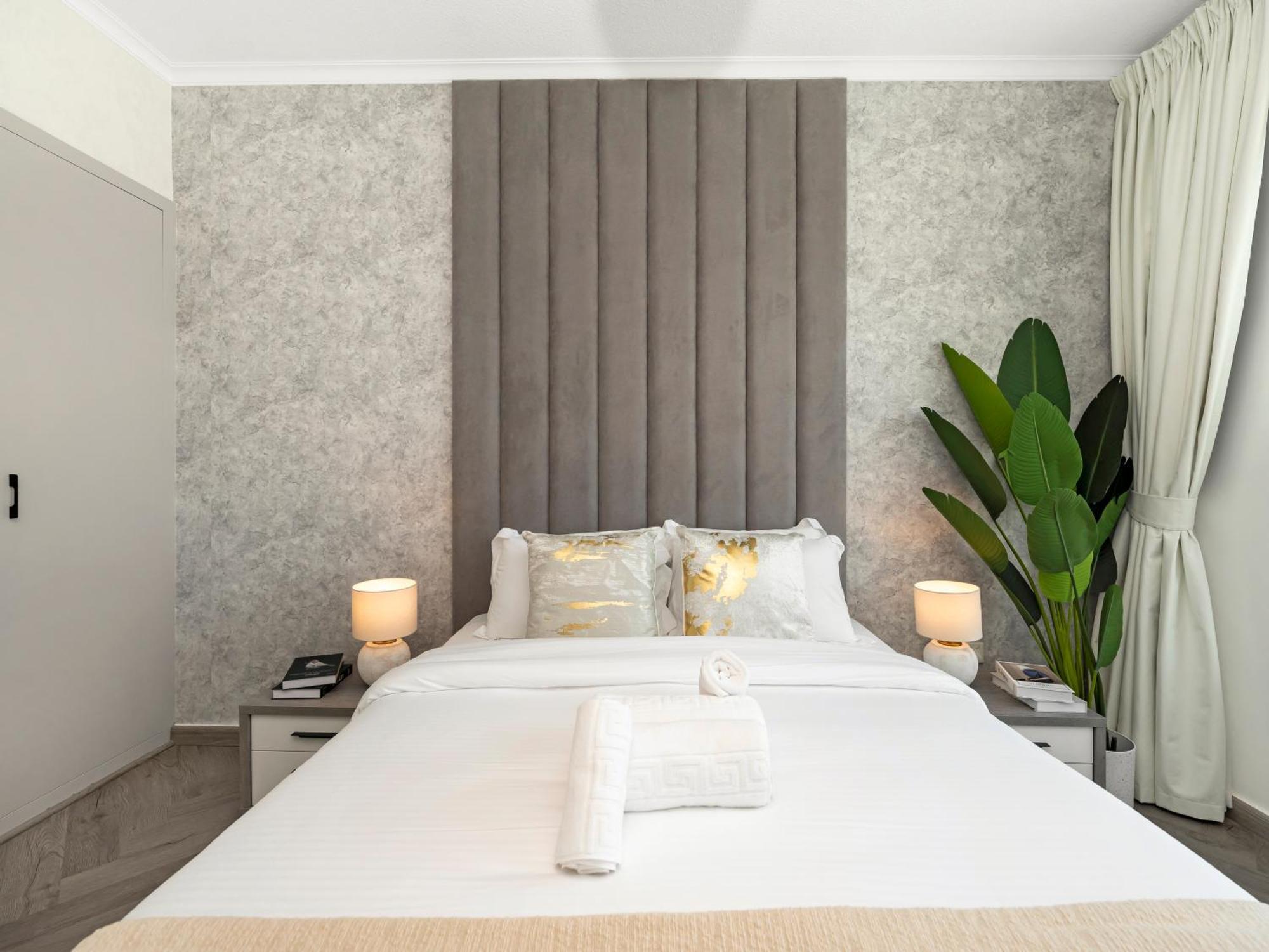 Luxe 4 Bedroom I Burj Khalifa & Fountain Views I Free Gym, Pool, Parking, Wi-fi And Ps5 I By Skyline Serenity Apartment Dubai