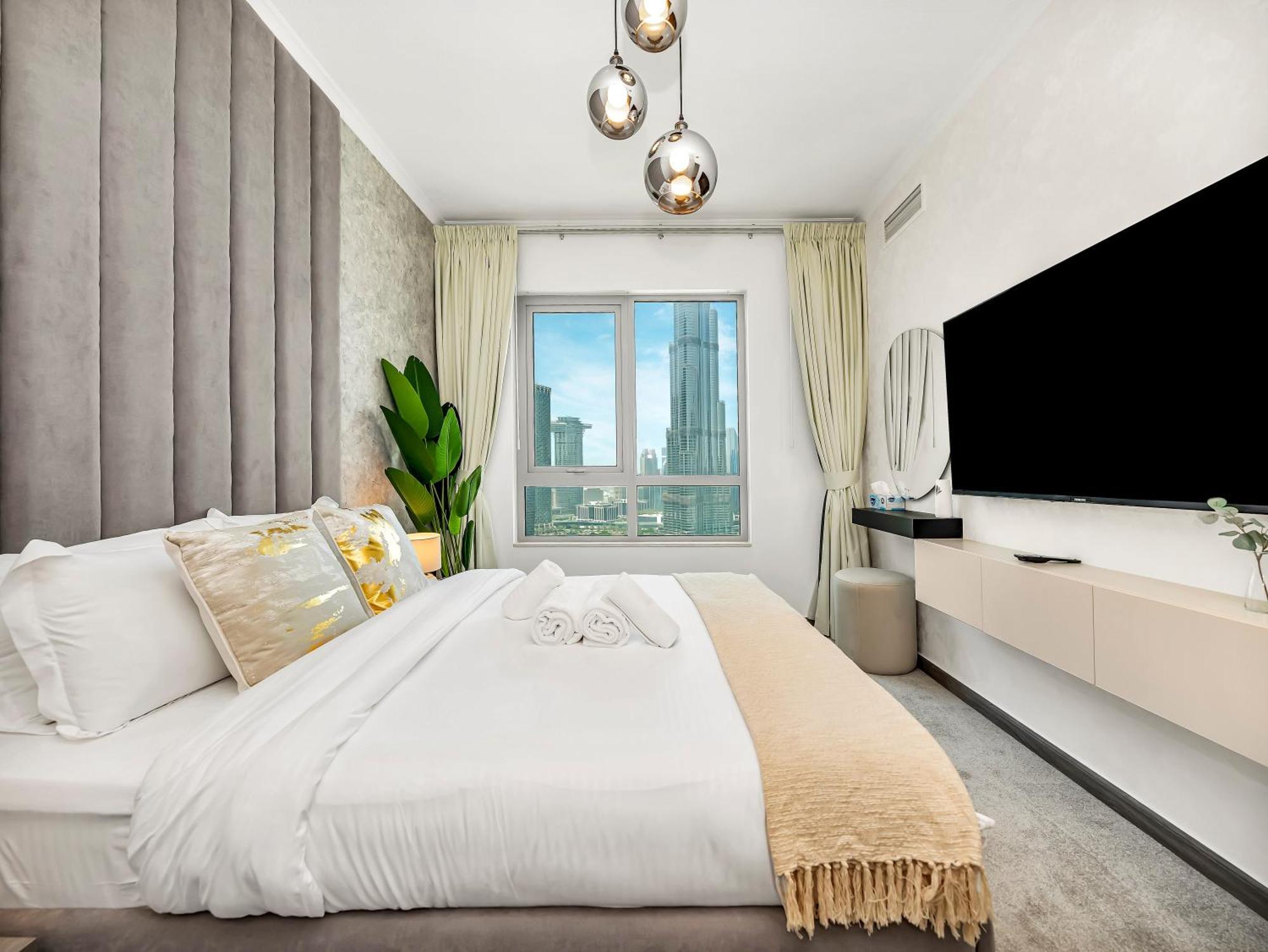 Luxe 4 Bedroom I Burj Khalifa & Fountain Views I Free Gym, Pool, Parking, Wi-fi And Ps5 I By Skyline Serenity Apartment *