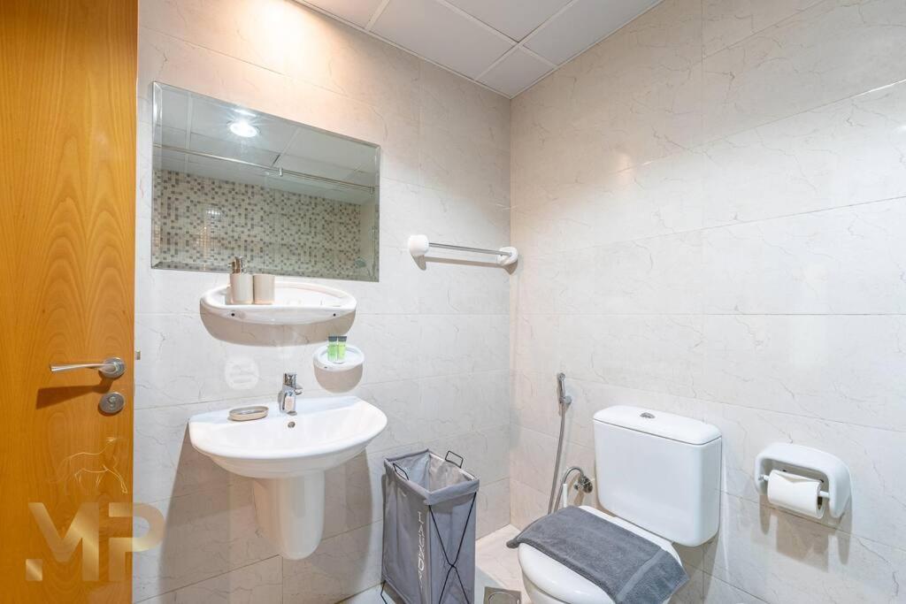 Marco Polo - With Garden, Spacious, Newly Furnished Apartamento Dubai