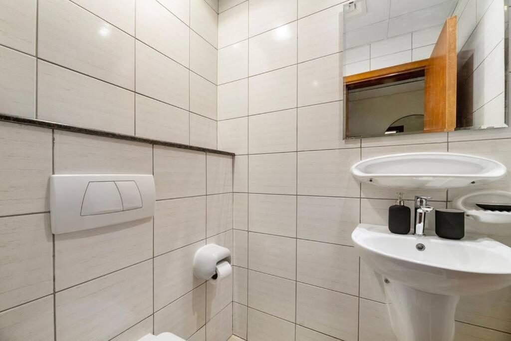 Stonetree - Homelike 1br In Marina Apartment