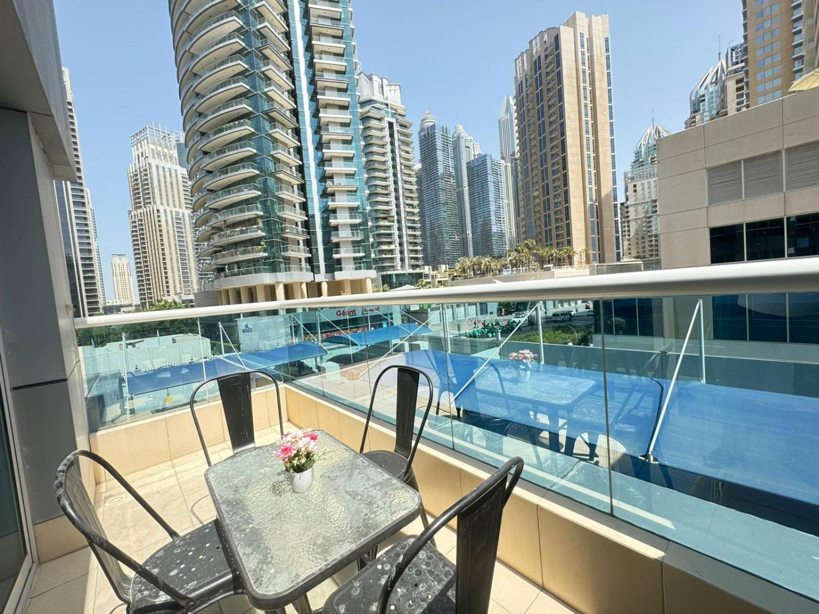 Spacious In Marina Close To Metro And Apartment Dubai