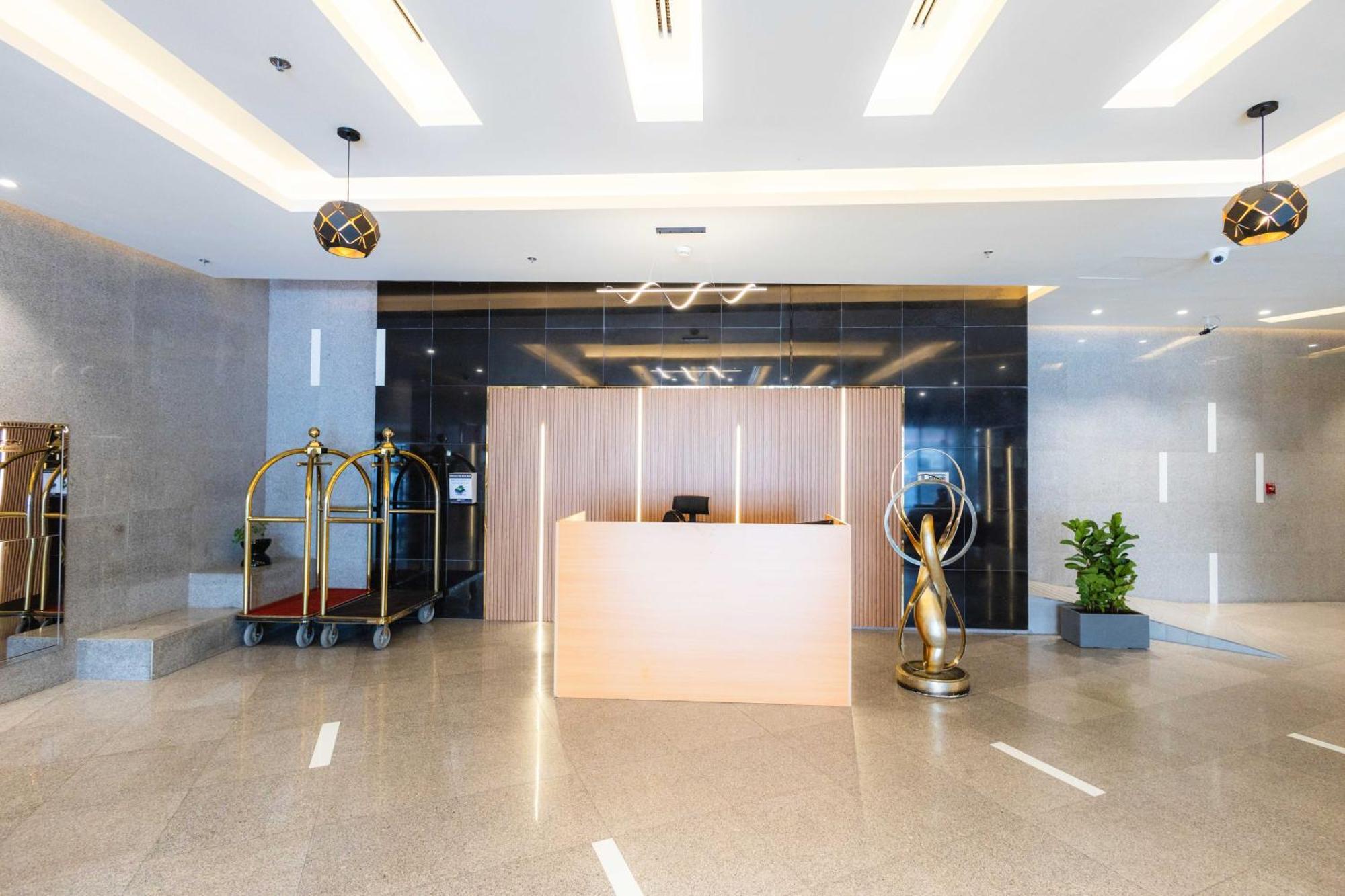 Burj Al Nujoom Downtown, Mall, Fountain Views & Burj Khalifa Apartment