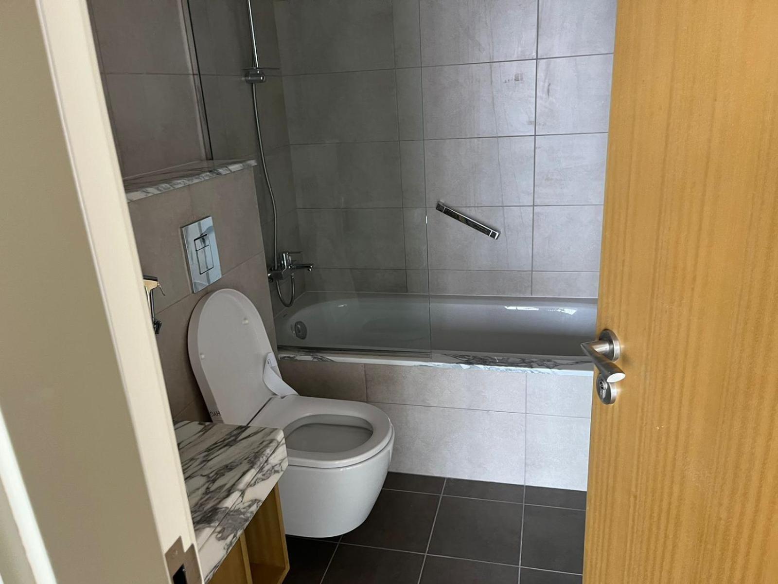 Very Spacious 2 Bedroom Modern Comfort In The Heart Of * Dubai