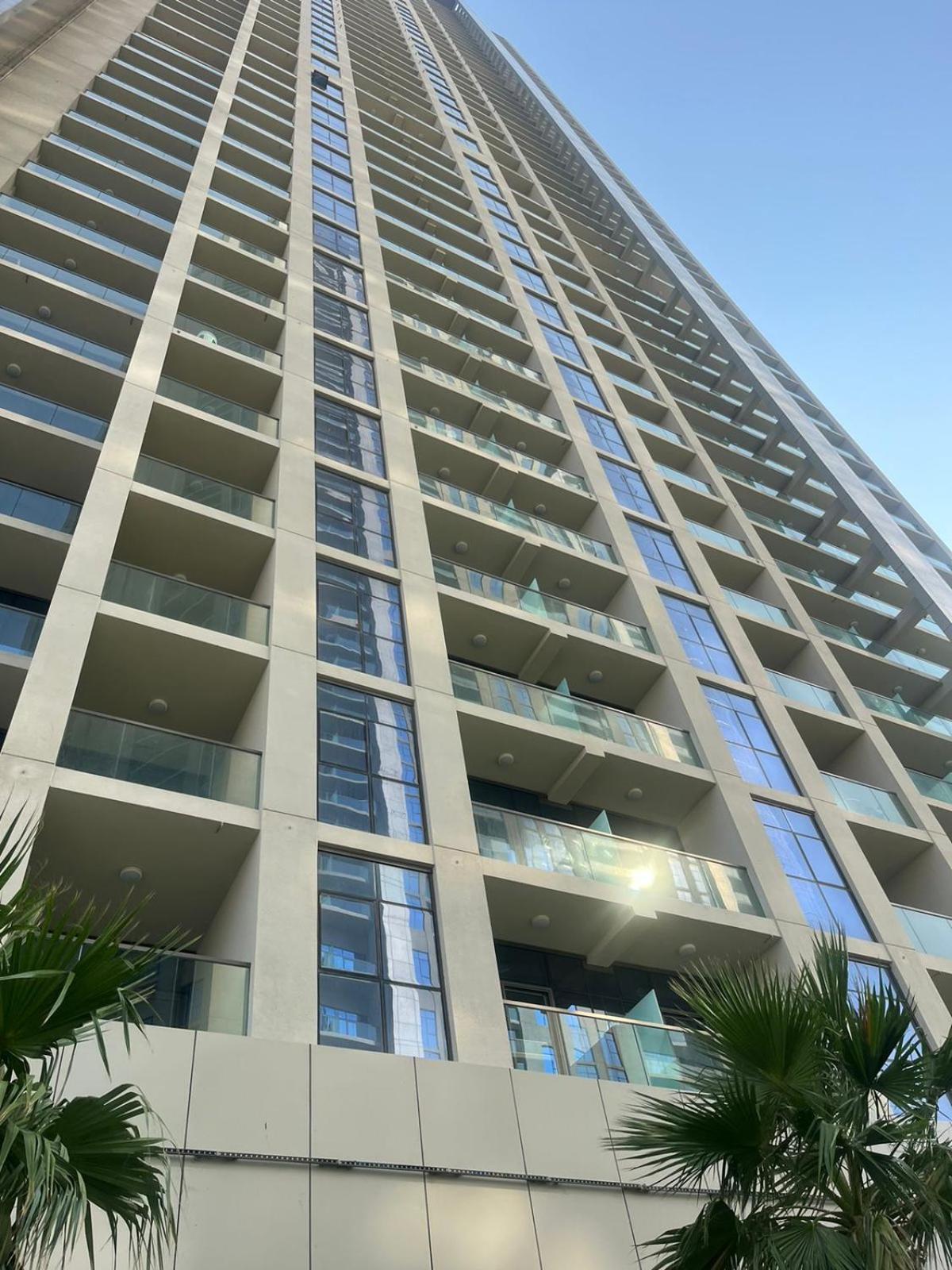 Very Spacious 2 Bedroom Modern Comfort In The Heart Of