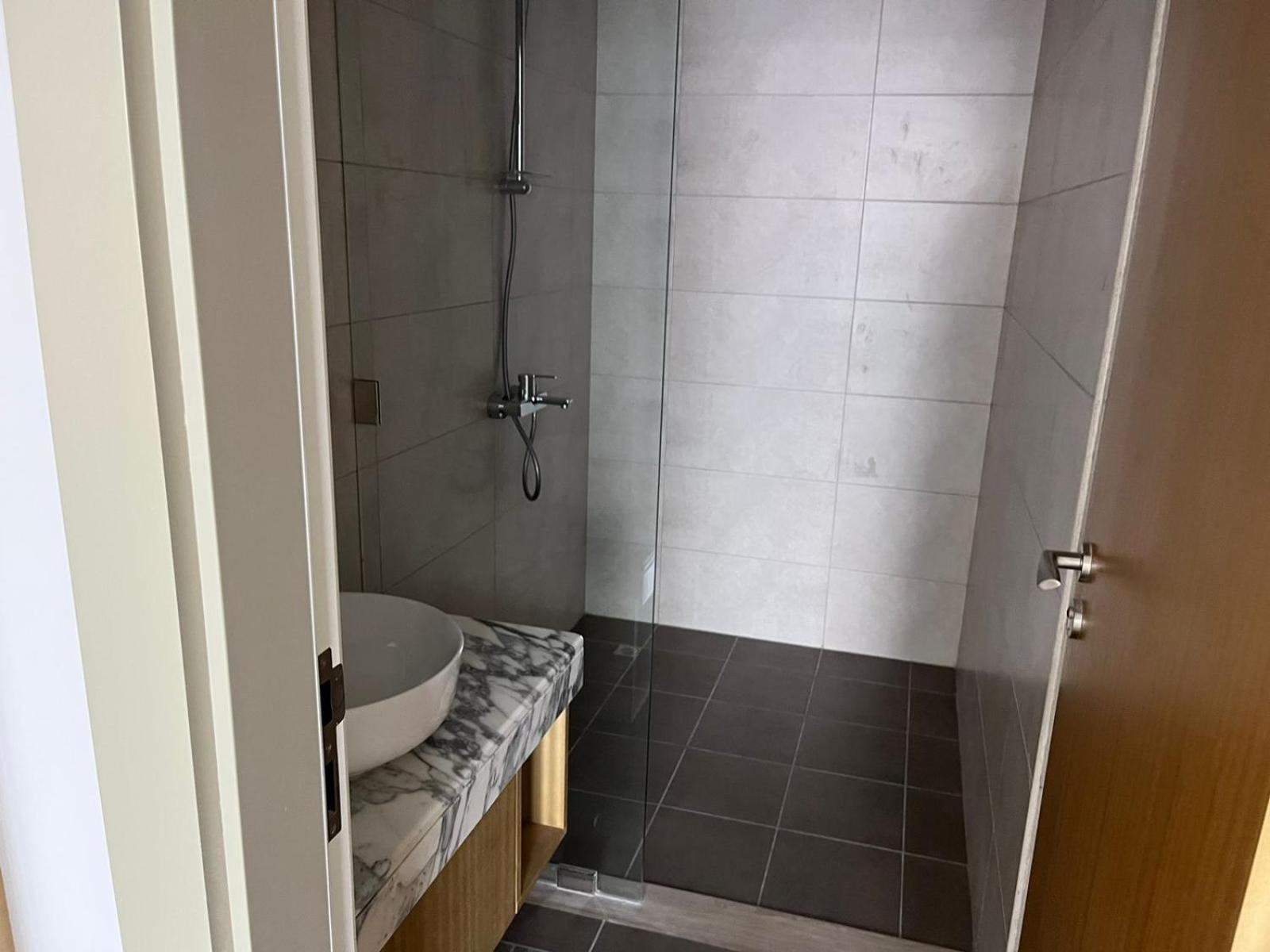 Very Spacious 2 Bedroom Modern Comfort In The Heart Of Apartment *