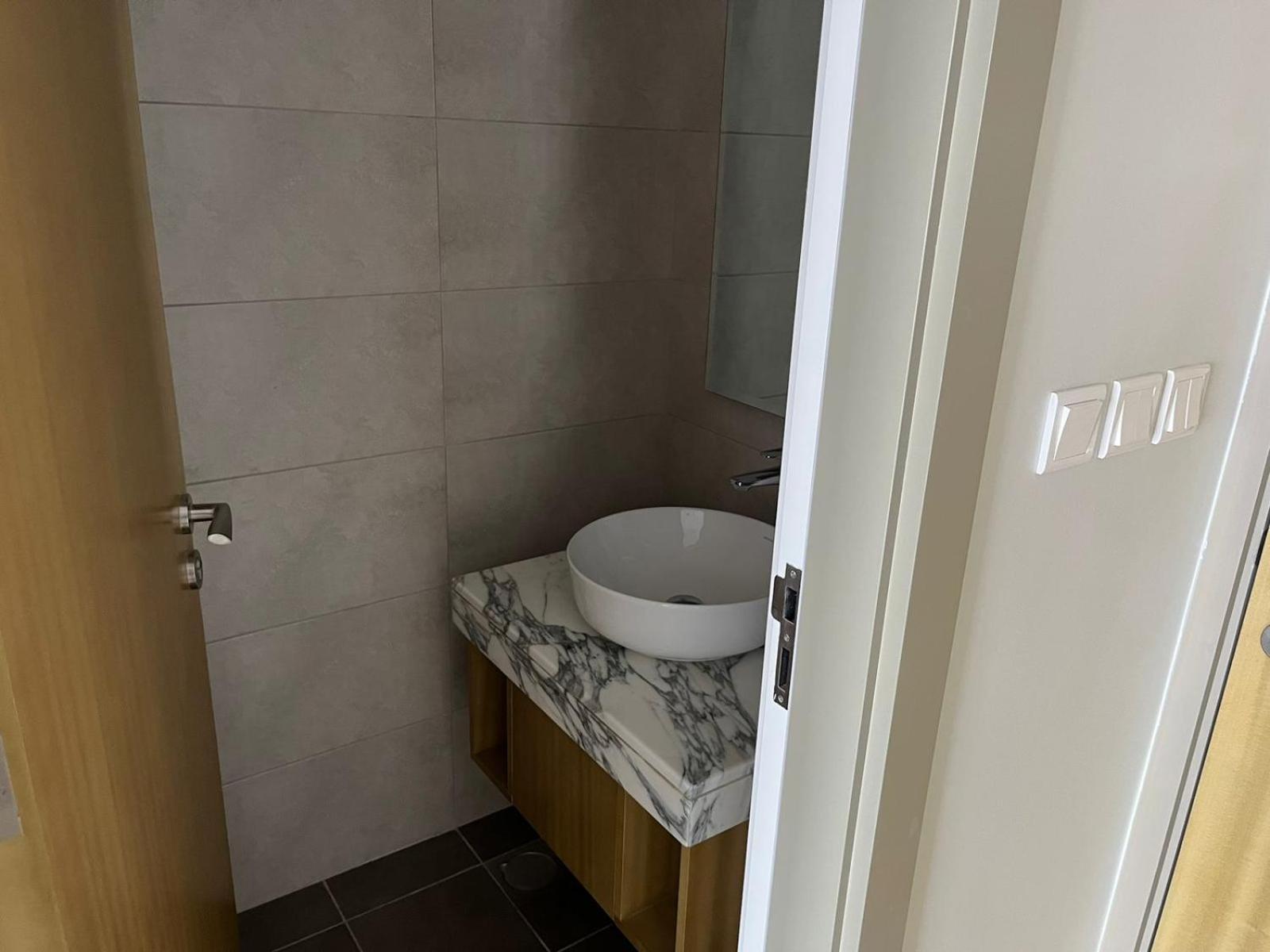 Very Spacious 2 Bedroom Modern Comfort In The Heart Of * Dubai