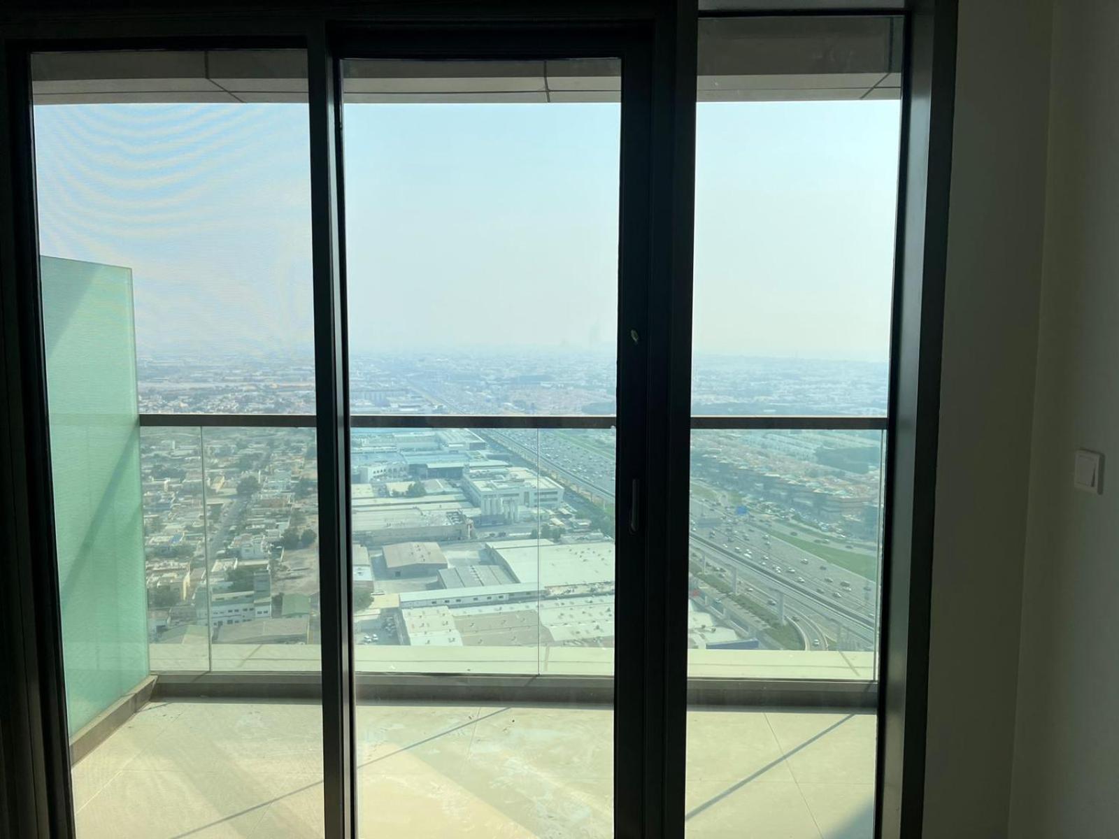 Very Spacious 2 Bedroom Modern Comfort In The Heart Of Dubai