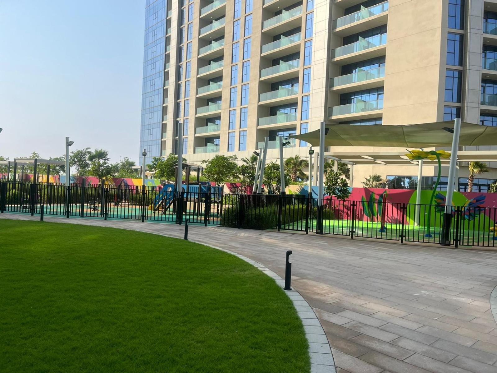 Very Spacious 2 Bedroom Modern Comfort In The Heart Of