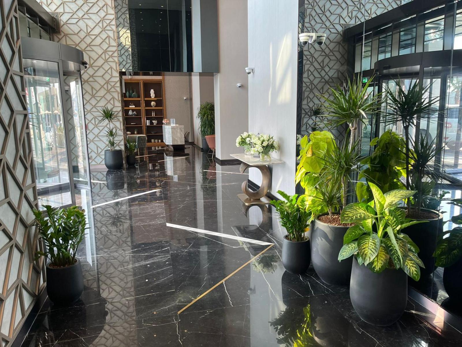 Very Spacious 2 Bedroom Modern Comfort In The Heart Of *