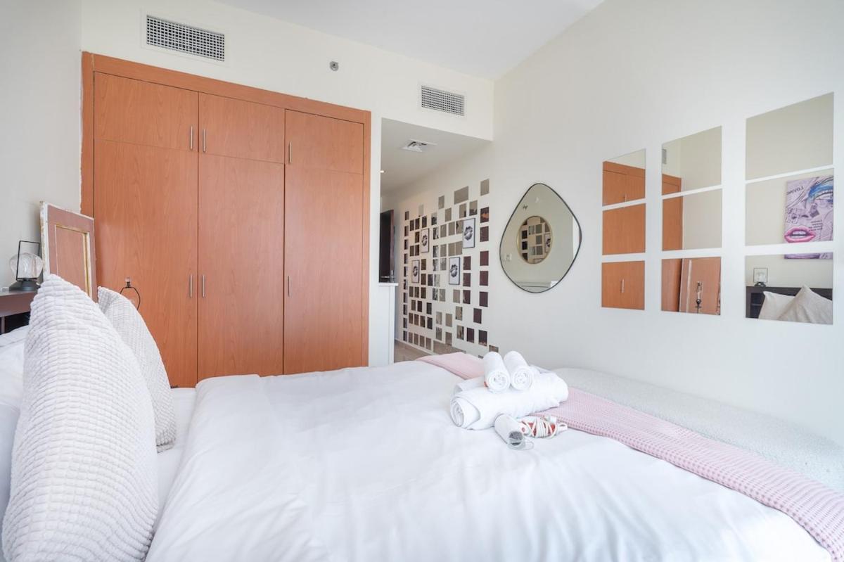 Daire Modern Aesthetic 1-bedroom With Exudes Warmth And Style In Jlt! Dubai