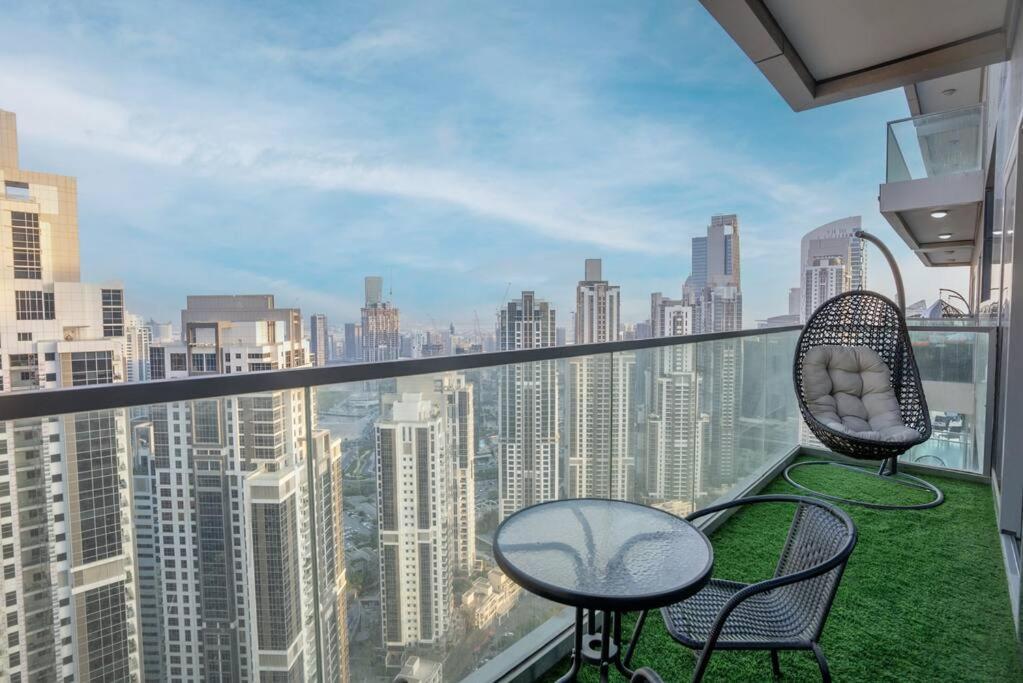 Rooftop Infinity Pool, Burj Khalifa Views Apartment Dubai