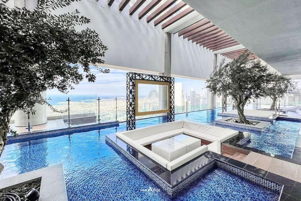 Rooftop Infinity Pool, Burj Khalifa Views Apartment Dubai