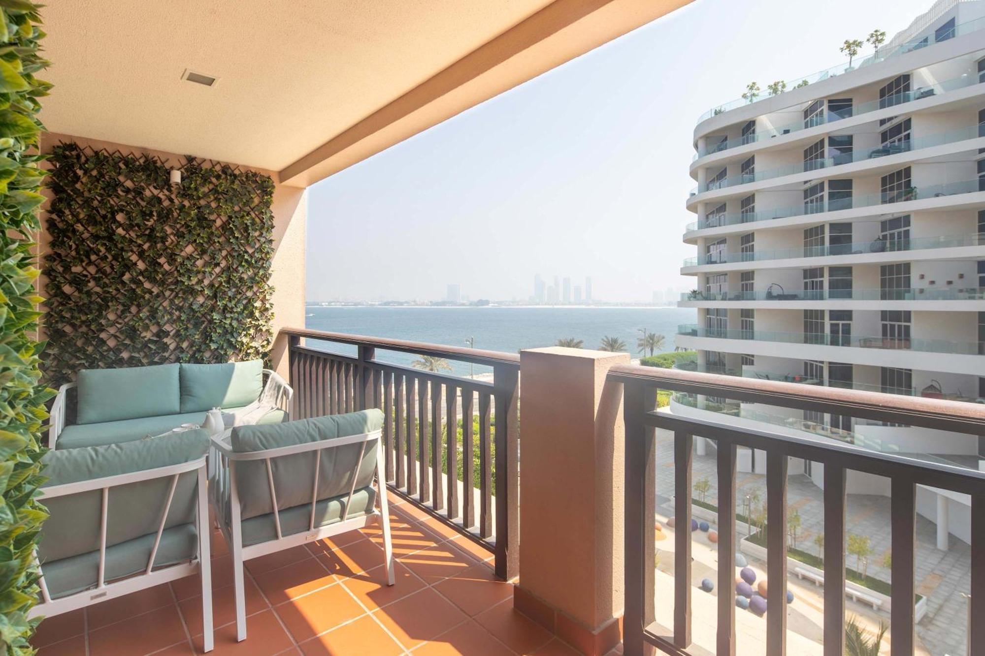 Frank Porter - Royal Amwaj Residences South