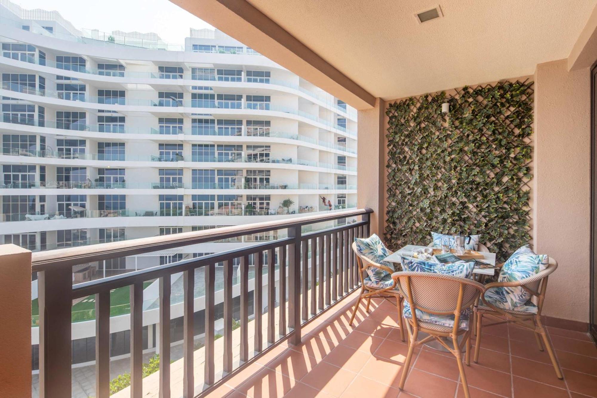 Frank Porter - Royal Amwaj Residences South Apartment Dubai