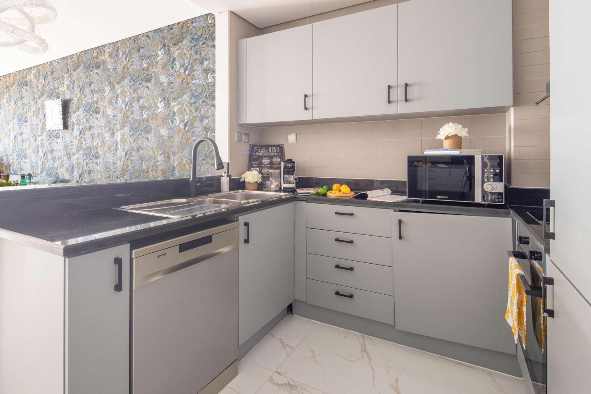 Frank Porter - Royal Amwaj Residences South