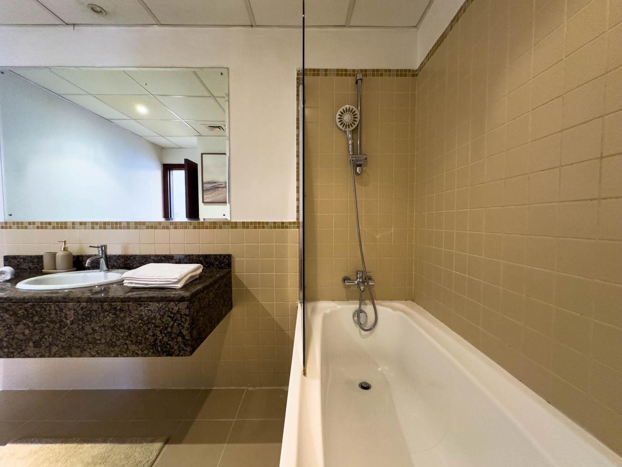 Naseem - Elegant Coastal Retreat With Stunning Marina Views Apartamento Dubai