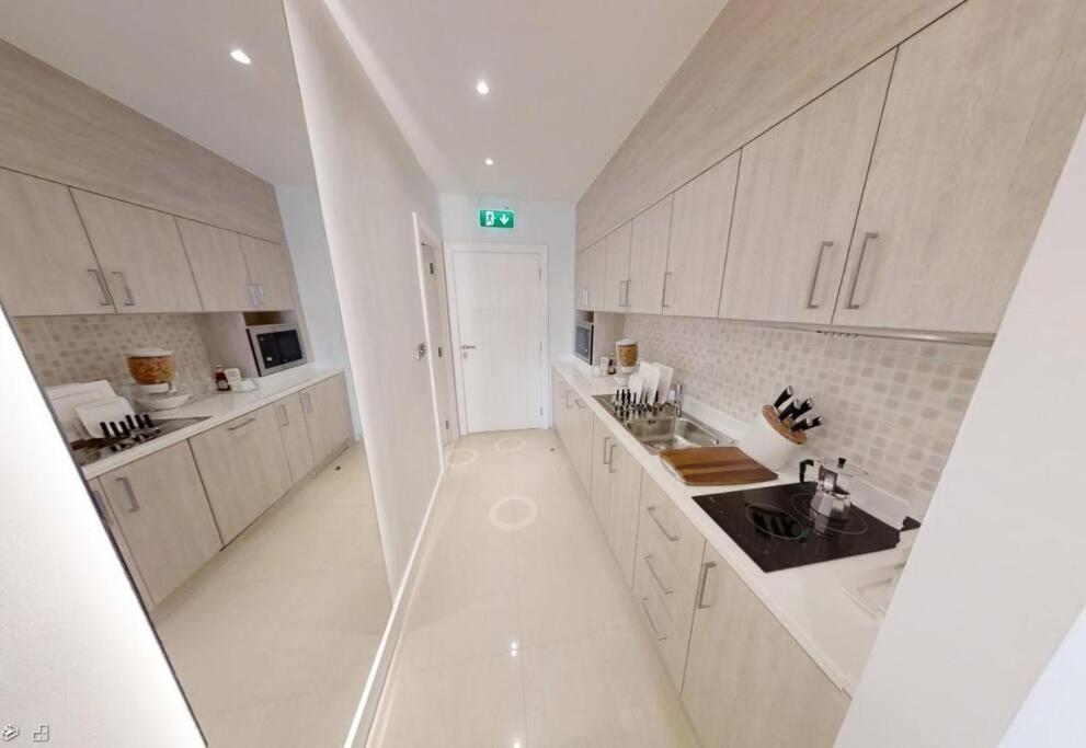 Luxury Studio With Free Infinity Pool Beach Gym And Parking Apartment