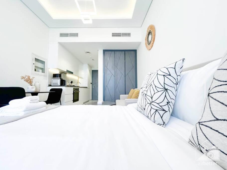 Apartment Luxurious & Balcony At Samana Golf Avenue Dubai