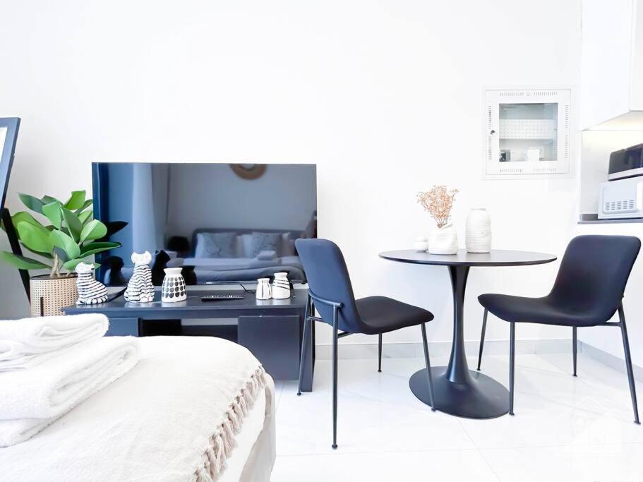 Luxurious & Balcony At Samana Golf Avenue Apartment Dubai