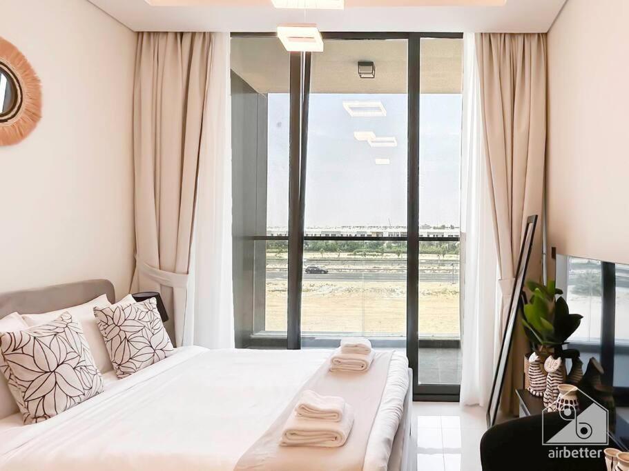 Luxurious & Balcony At Samana Golf Avenue Apartment Dubai