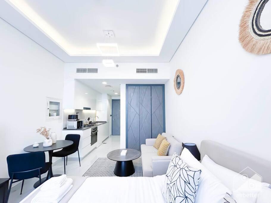 Luxurious & Balcony At Samana Golf Avenue Apartment Dubai