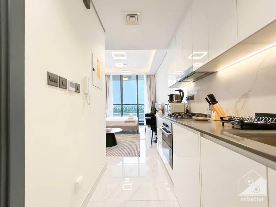 Luxurious & Balcony At Samana Golf Avenue Dubai