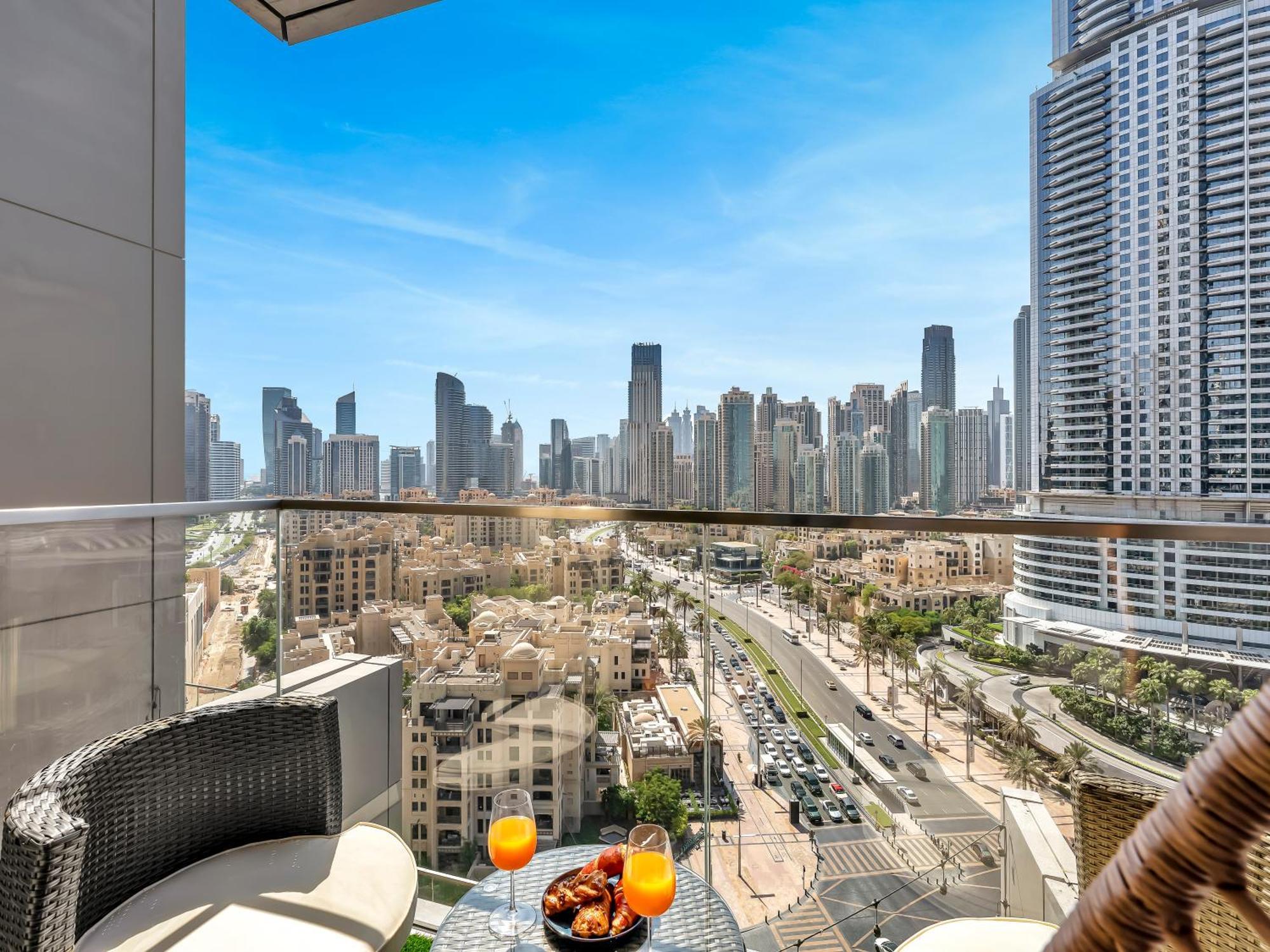 New! Ps5! Burj Khalifa View & Infinity Pool Apartment Dubai