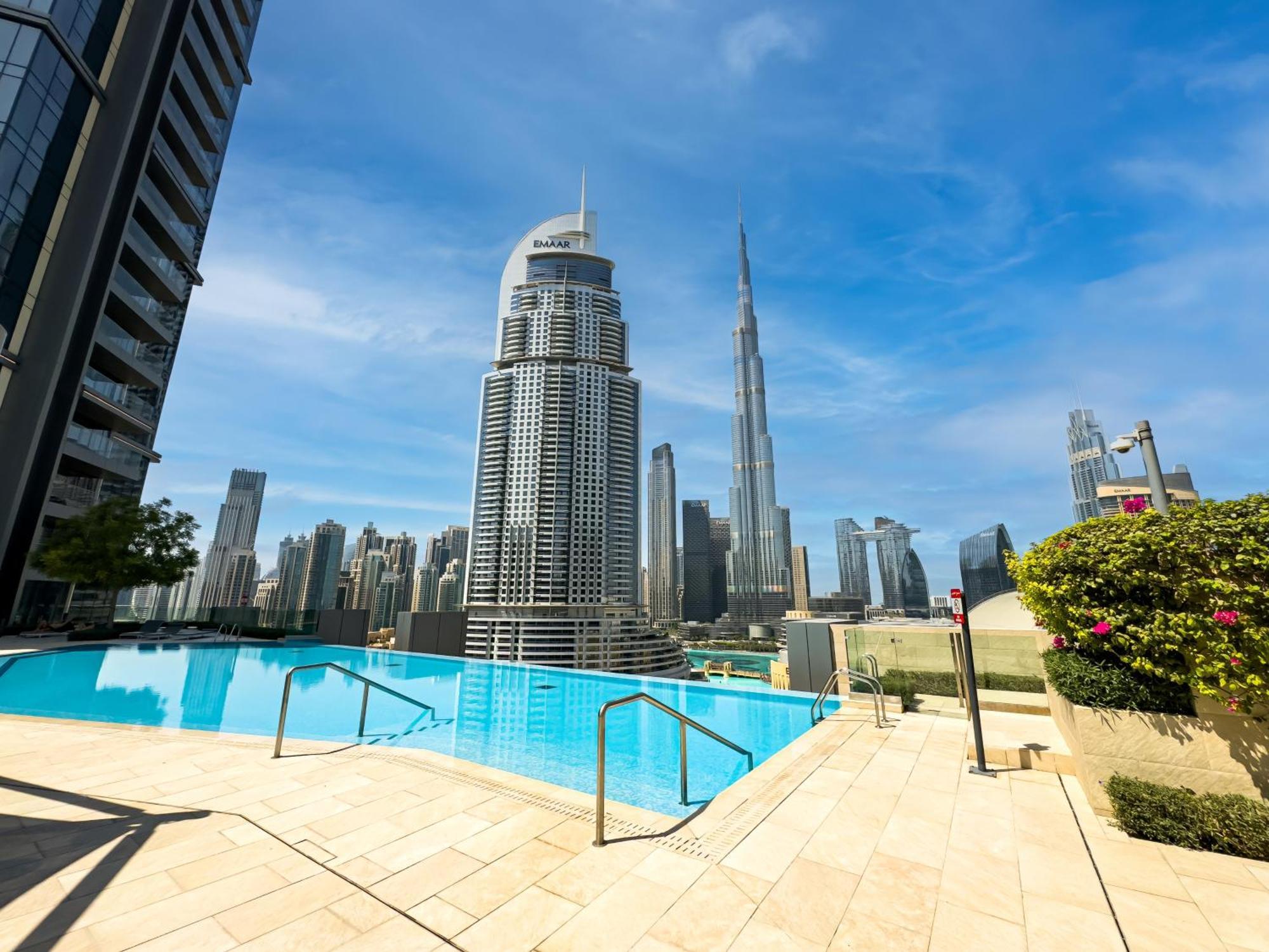 New! Ps5! Burj Khalifa View & Infinity Pool Apartment Dubai