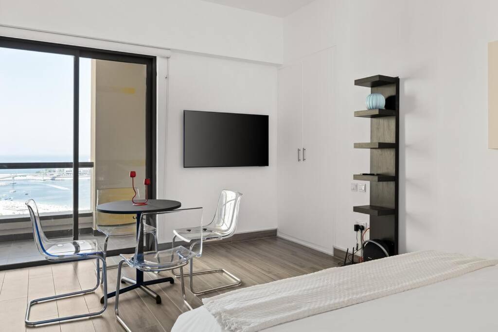 Full Sea View - Spacious & Newly Renovated In Jbr * Dubai