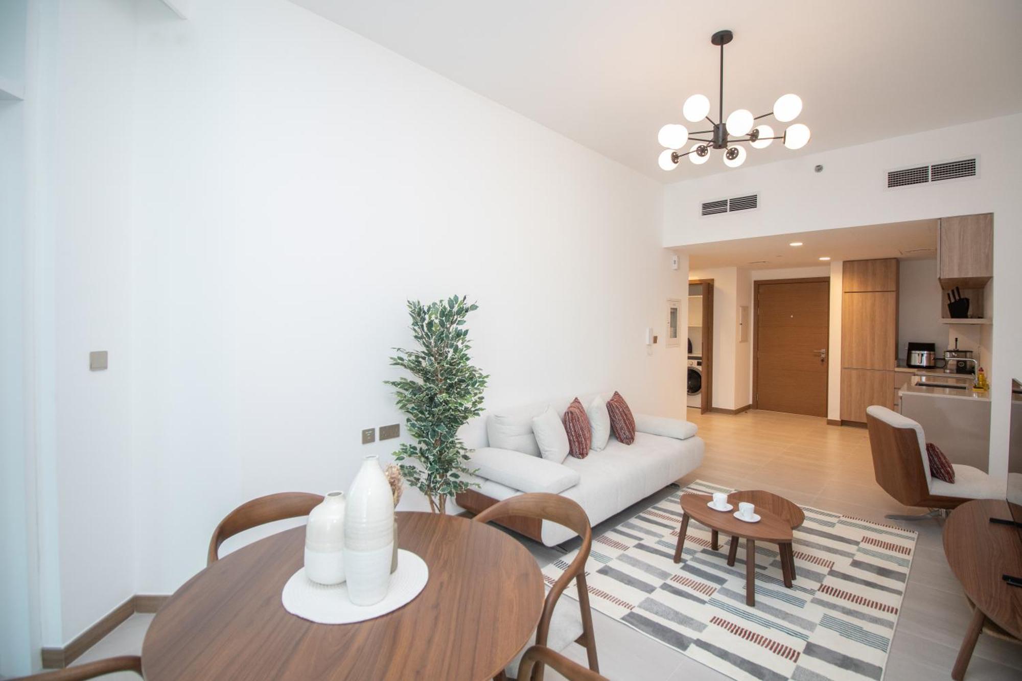 Stylish One Bedroom Oasis At Missoni Tower , Business Bay, Apartment
