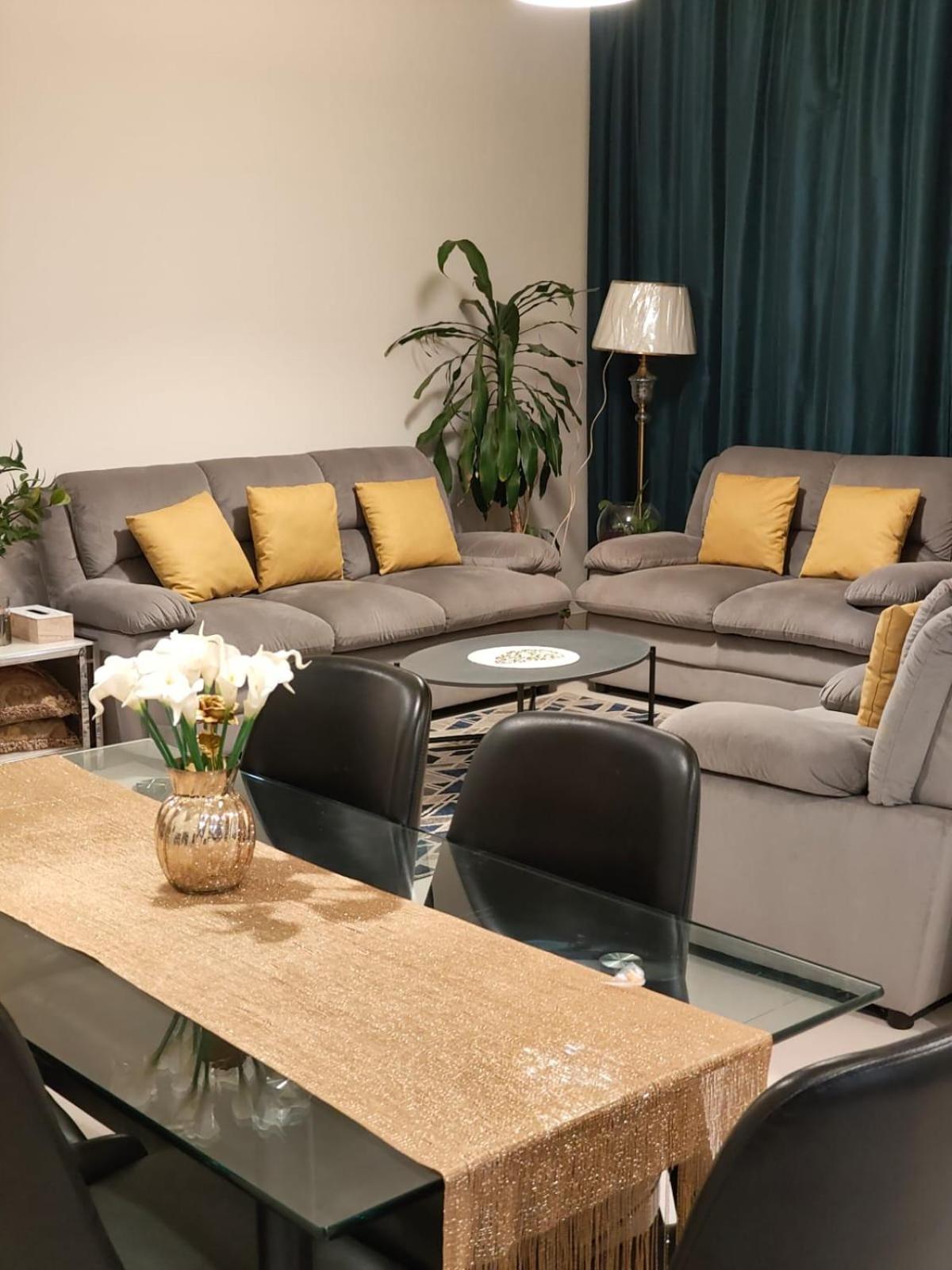 Modern Space In Prime Location Homestay