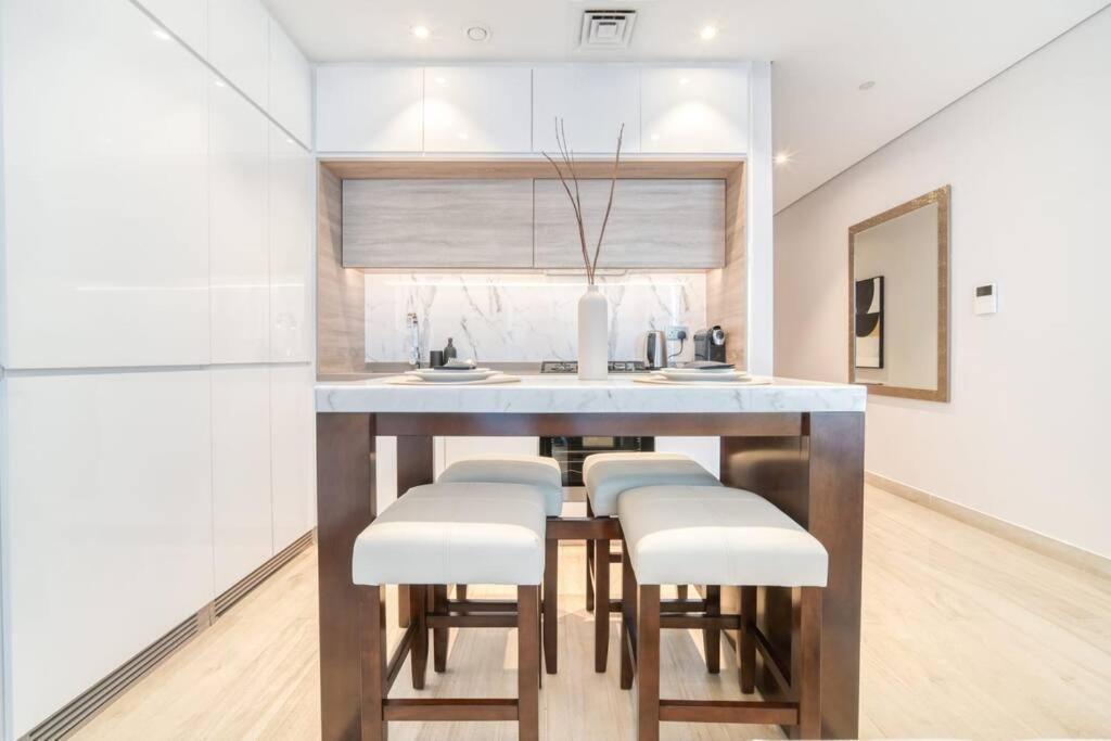 Apartment 5 Mins To Jbr Beach, Luxury In Marina's Tower Dubai