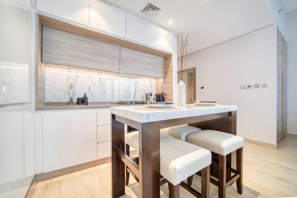 5 Mins To Jbr Beach, Luxury In Marina's Tower Dubai