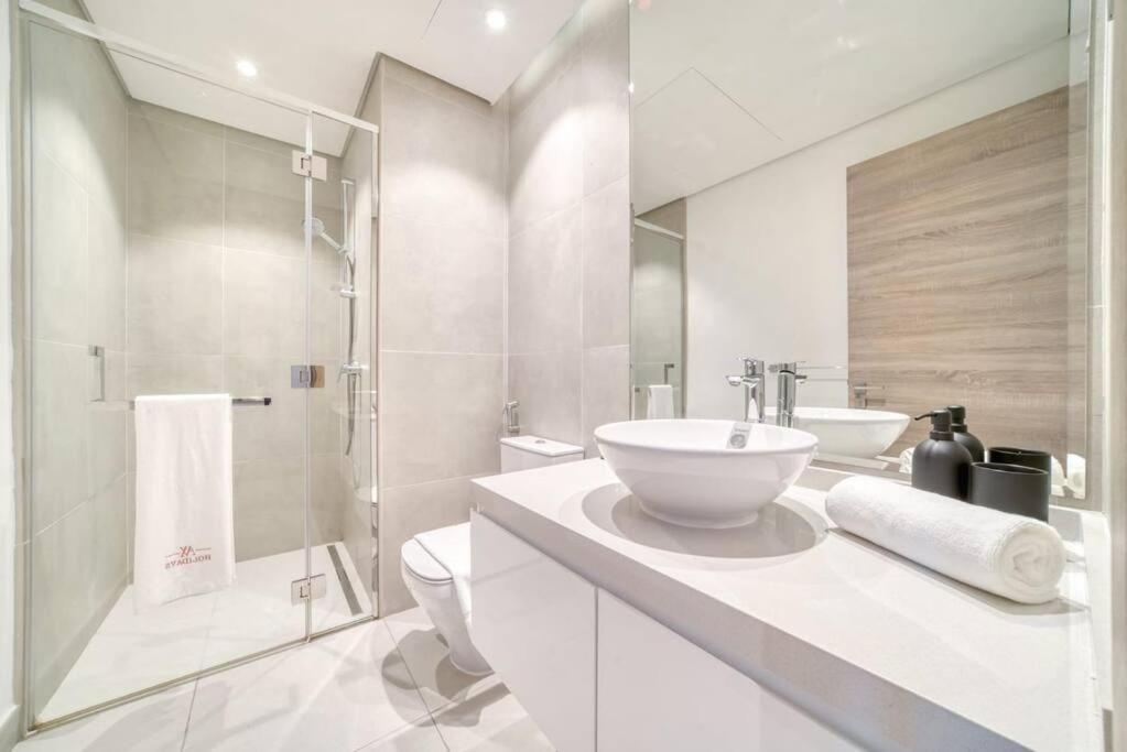 5 Mins To Jbr Beach, Luxury In Marina's Tower * Dubai
