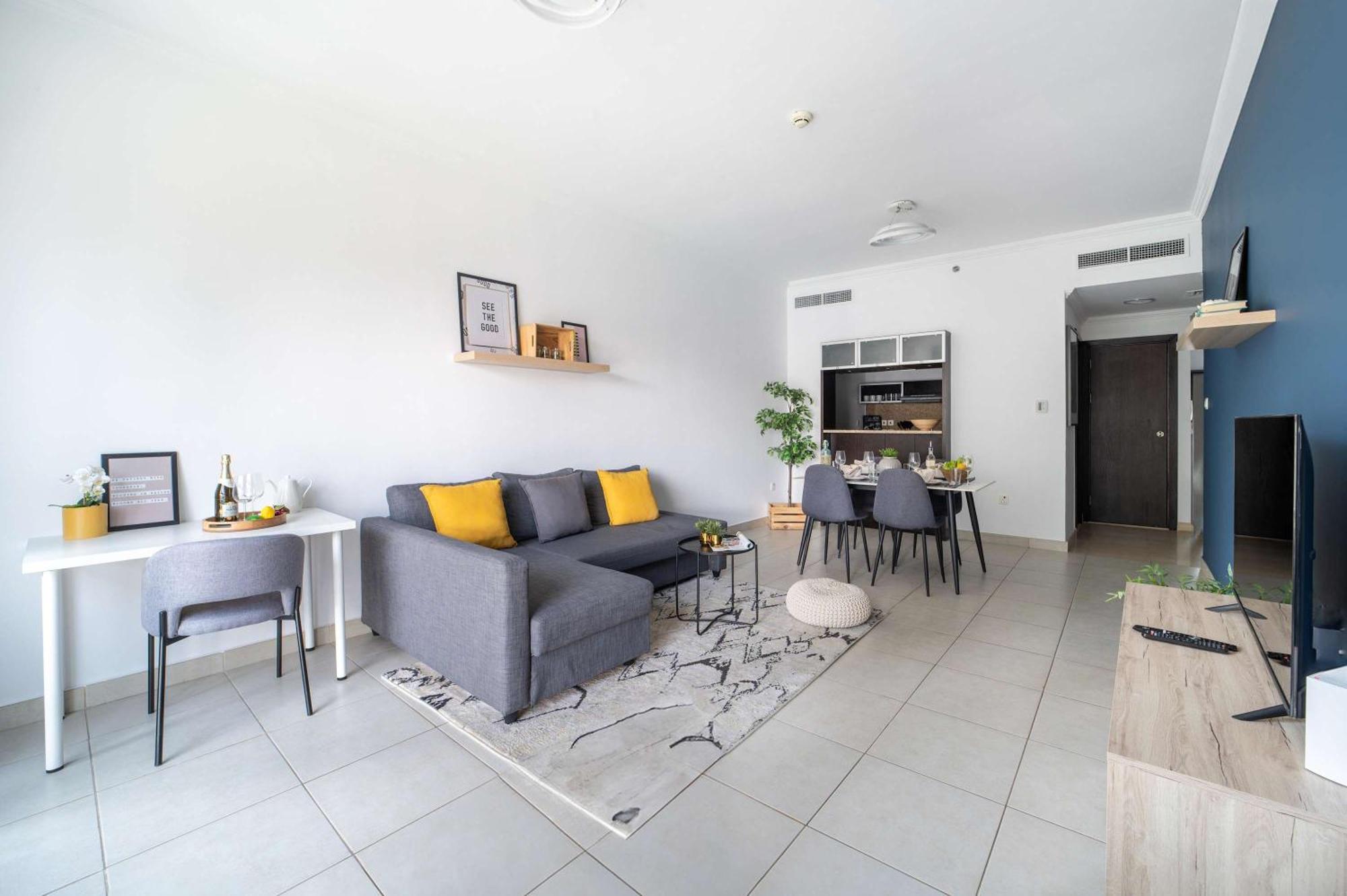 Frank Porter - Marina Quays West Tower Apartment Dubai