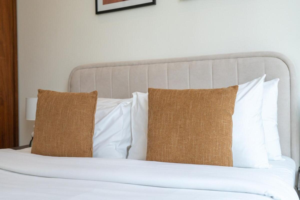 A Lovely 1 Bed Flat In Marina Apartment *